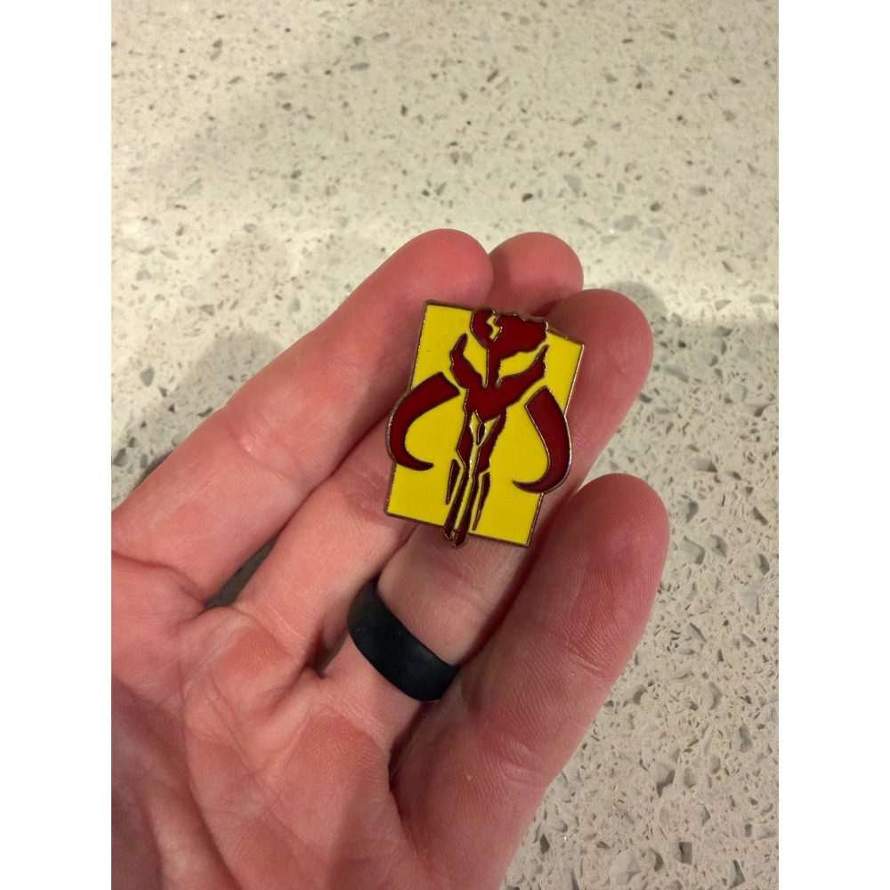 Disney Star Wars Mandalorian Mythosaur Boba Fett Symbol pin